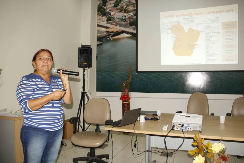 A aplicação da medida socioeducativa em meio aberto (liberdade assistida e prestação de serviços à comunidade) para adolescentes em conflito com a lei foi o tema que norteou as discussões do 2º Encontro Temático da Socioeducação, realizado na Estação Cidadania, em Santarém, nesta quinta-feira, 26.
FOTO: FRANKLIN SALVADOR / ASCOM FASEPA
DATA: 26.04.2018
SANTARÉM - PARÁ <div class='credito_fotos'>Foto: Franklin Salvador/Ascom Fasepa | <a href='/midias/2018/originais/3aee37d0-b024-4d21-9c9f-db1e7c023117.jpg' download><i class='fa-solid fa-download'></i> Download</a></div>