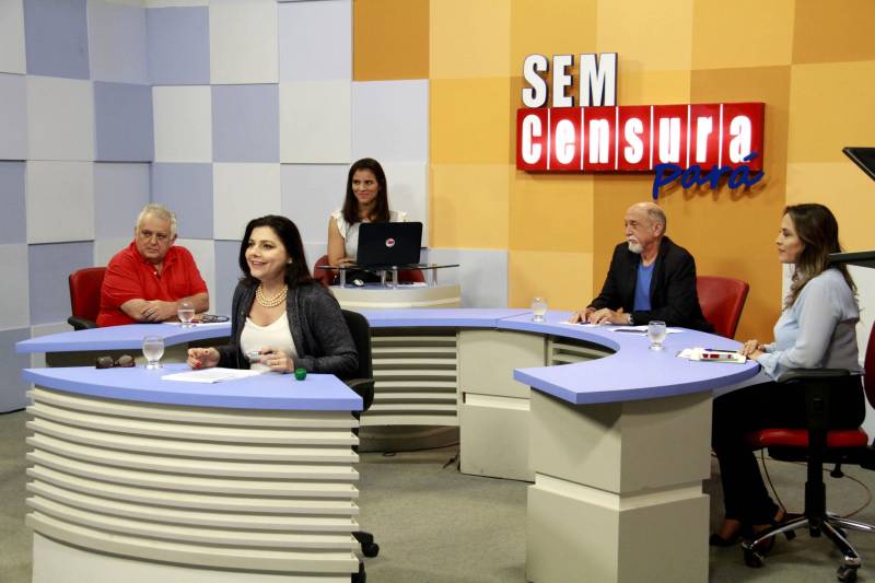 O programa "Sem Censura Pará" (foto) completa 30 anos no ar nesta quarta-feira (28). A data será celebrada com a presença de convidados especiais na TV Cultura do Pará. Os jornalistas Nassif Jordy e Alda Costa, o músico Félix Robatto – que fará uma pequena apresentação – e o artista plástico Geraldo Teixeira são os entrevistados de Renata Ferreira no bate-papo, que começa às 14h30. Com estilo dinâmico de entrevistas, o programa estreou no dia 28 de março de 1988 na TV Cultura do Pará, e desde então segue na grade de programação da emissora. São três décadas ininterruptas no ar debatendo diversos temas como política, economia, meio ambiente, saúde, comportamento, moda, arte, cultura, música e atualidades.
FOTO: CAMILA LIMA / ASCOM PORTAL CULTURA
DATA: 27.03.2018
BELÉM - PARÁ <div class='credito_fotos'>Foto: CAMILA LIMA / PORTAL CULTURA | <a href='/midias/2018/originais/3afbf912-a4e3-4b63-9ab4-9f990c9f33fd.jpg' download><i class='fa-solid fa-download'></i> Download</a></div>