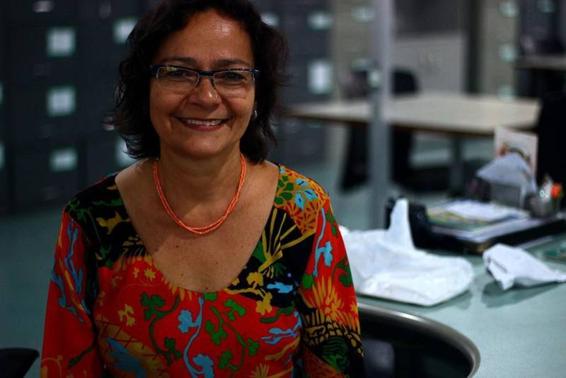 A Biblioteca Pública Arthur Vianna, da Fundação Cultural do Pará (FCP), comemora neste domingo, dia 25 de março, 147 anos de serviços prestados à população de Belém. São anos de dedicação dos funcionários que fazem parte do dia a dia deste espaço rico em informação e leitura, assim como o reconhecimento e valorização por parte dos usuários. Socorro Henriques, de 55 anos (foto), trabalha desde o ano de 1992 na Biblioteca Pública Arthur Vianna.
FOTO: AGILSON LOBATO / ASCOM FCP
DATA: 23.03.2018
BELÉM - PARÁ <div class='credito_fotos'>Foto: AGILSON LOBATO / ASCOM FCP | <a href='/midias/2018/originais/3afd19e0-60dd-46de-8f73-2a852f08769d.jpg' download><i class='fa-solid fa-download'></i> Download</a></div>
