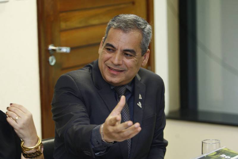 Uma comissão do Governo do Pará foi recebida, nesta segunda-feira (9), no Tribunal de Contas do Pará (TCE) pela presidente do órgão, Lourdes Lima e por um grupo de conselheiros para fazer a entrega do Balanço Geral do Estado (BGE), documento com os resultados alcançados durante o exercício de 2017 pelo Estado. Ao TCE ficará a missão de analisar e emitir um parecer sobre os dados do relatório, que em seguida, será apreciado e passará por aprovação da Assembleia Legislativa do Pará (Alepa). O Balanço retrata a execução orçamentária, financeira e patrimonial do Estado, englobando 87 órgãos e entidades da Administração Direta, Autarquias, Fundações, Fundos e Empresas Estatais que compõem os orçamentos: Fiscal, da Seguridade Social e de Investimentos. No montante, o Estado obteve um resultado orçamentário positivo no valor de R$ 590 milhões, resultado da realização de receita no montante de R$ 23,123 bilhões e da execução da despesa, no total de R$ 22,533 bilhões. Na foto, o titular da Auditoria Geral do Estado (AGE), Roberto Amoras.
FOTO: THIAGO GOMES / AG. PARÁ
DATA: 09.04.2018
BELÉM - PARÁ <div class='credito_fotos'>Foto: Thiago Gomes /Ag. Pará | <a href='/midias/2018/originais/3b016073-ba7c-4b50-83b9-9e6872cf977d.jpg' download><i class='fa-solid fa-download'></i> Download</a></div>