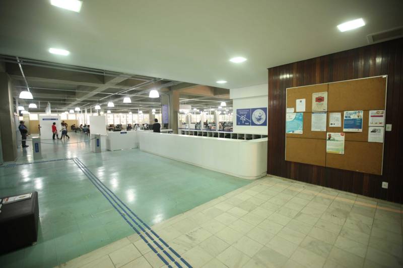 Ao entrar na Biblioteca Arthur Viana, localizada no Centro Cultural e Turístico Tancredo Neves (Centur), é possível visualizar e sentir as diferenças logo ao chegar. O espaço, que desde 2015 passava por reformas, está completamente pronto para sua reinauguração, que deve acontecer já na próxima semana. Iluminação adequada, climatização renovada, mudança de estantes e outros móveis que contribuíram para a ampliação do espaço, além de um verdadeiro upgrade em diversos espaços de convivência, serviços e estudos, trouxeram novos ares a centenária biblioteca.
FOTO: THIAGO GOMES / AG. PARÁ
DATA: 27.04.2018
BELÉM - PARÁ <div class='credito_fotos'>Foto: Thiago Gomes /Ag. Pará | <a href='/midias/2018/originais/3b019531-e58c-410c-b9fa-ea6ea0fee0c7.jpg' download><i class='fa-solid fa-download'></i> Download</a></div>