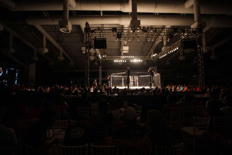 O mundo do MMA conheceu neste sábado os novos guerreiros paraenses. Dos 34 lutadores que entraram no octógono do Jungle Fight 93, 31 representaram o estado. Destaque para Ivanildo Monstrinho e Francisco Figueiredo, que conquistaram os cinturões interinos das categorias 57kg e 61kg, respectivamente, diante do público que lotou o Centro de Convenções da Amazônia – Hangar, com apoio da Secretaria de Estado de Esporte e Lazer.
FOTO: THIAGO GOMES / AG. PARÁ
DATA: 28.04.2018
BELÉM - PARÁ <div class='credito_fotos'>Foto: Thiago Gomes /Ag. Pará | <a href='/midias/2018/originais/3b031a3b-4d7d-474a-91c7-5a8ef61c4588.jpg' download><i class='fa-solid fa-download'></i> Download</a></div>