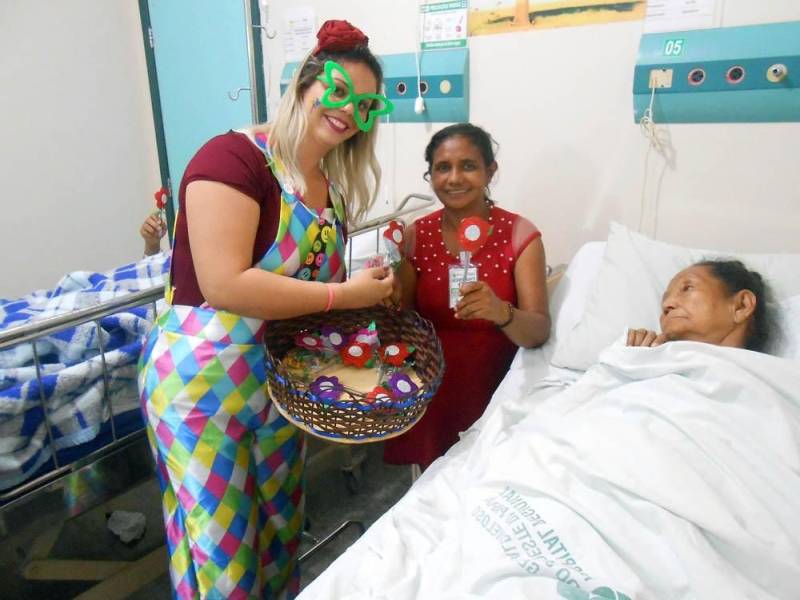 No Hospital Regional do Sudeste do Pará - Dr. Geraldo Veloso (HRSP), em Marabá (PA), o movimento nas enfermarias vai além de profissionais da assistência. Os pacientes também recebem cuidado especial dos integrantes do Programa de Voluntariado, por meio de atividades como musicoterapia e risoterapia. Neste mês, a unidade quis retribuir a dedicação dessas pessoas e homenageá-las durante a II Convenção dos Voluntários. Durante a programação, os participantes receberam cartas e assistiram a depoimentos de pacientes, acompanhantes e colaboradores gratos pelo tempo que os voluntários dedicam à atividade na unidade. Na foto, projeto de Musicoterapia.

FOTO: ASCOM / HRSP
DATA: 02.06.2018
MARABÁ - PARÁ <div class='credito_fotos'>Foto: ASCOM HRSP   |   <a href='/midias/2018/originais/3b033aa2-f01f-446f-8740-b0dfbcde147a.jpg' download><i class='fa-solid fa-download'></i> Download</a></div>