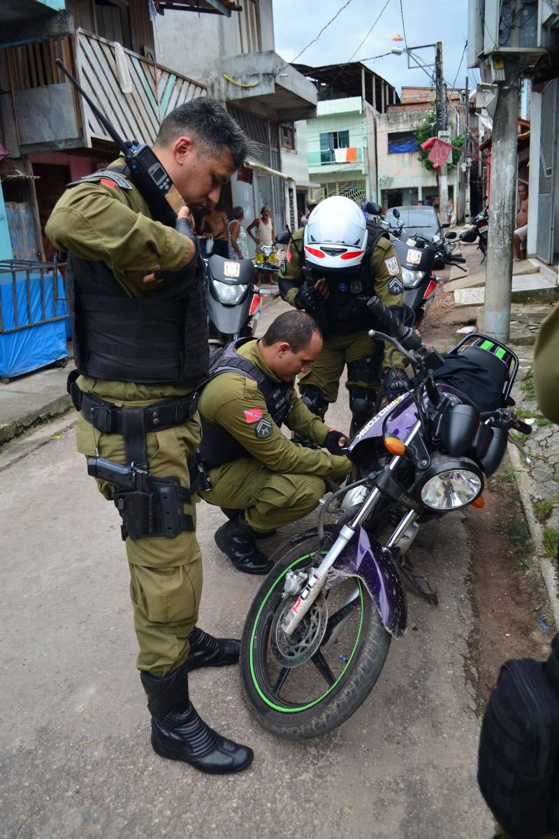 Durante a manhã de terça-feira (10), as forças de segurança público do Estado desencadearam operações em áreas específicas de Belém e Ananindeua. Antes mesmo do início das atividades de policiamento e de fiscalização, os órgãos mantiveram reuniões prévias em duas bases operacionais: ao lado do prédio do São José Liberto (foto), na capital; e no estacionamento do ginásio Almir Gabriel, o "Abacatão", em Ananindeua. No final da manhã, policiais militares do 20º, 1º e 2º Batalhões da Polícia Militar (PM) fizeram o motopatrulhamento na travessa Carlos de Carvalho com rua São Miguel, no bairro do Jurunas, na periferia de Belém, onde prenderam, em flagrante, Breno da Costa Rodrigues, de 25 anos, por conduzir uma motocicleta com a placa clonada (JVY 5331). Breno, segundo a PM, possui passagem pelo Sistema Penitenciário por posse ilegal de arma de fogo e estava sob alvará expedido recentemente. Ele e a moto foram conduzidos à Seccional da Cremação.
FOTO: ELIELSON MODESTO / ASCOM SEGUP
DATA: 10.04.2018
BELÉM - PARÁ <div class='credito_fotos'>Foto: Elielson Modesto / Ascom Segup | <a href='/midias/2018/originais/3b09abdb-4bb1-4913-b615-2c5227aa7bf3.jpg' download><i class='fa-solid fa-download'></i> Download</a></div>