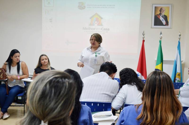 onceito que prioriza o tratamento domiciliar do paciente em condições de receber cuidados em casa, a desospitalização foi tema de uma roda de conversa nesta terça-feira (19), entre profissionais da assistência no Hospital Metropolitano de Urgência e Emergência (HMUE), localizado em Ananindeua, município da Região Metropolitana de Belém, e representantes do Programa Melhor em Casa, durante a programação da III Semana Multiprofissional e a XII Semana de Enfermagem da unidade.
FOTO: ASCOM HMUE
DATA: 19.06.2018
ANANINDEUA - PARÁ <div class='credito_fotos'>Foto: ASCOM HMUE | <a href='/midias/2018/originais/3b0ffd53-fdab-4270-a5b2-1fff0dfe3952.jpg' download><i class='fa-solid fa-download'></i> Download</a></div>