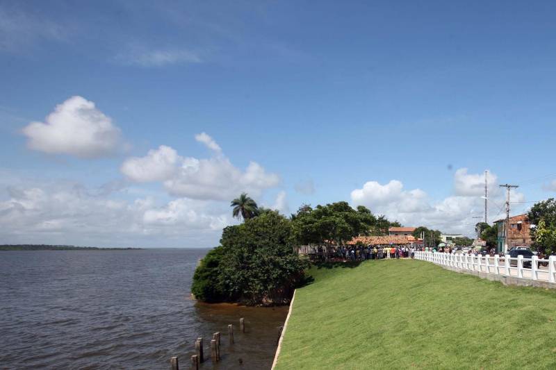 A obra, com investimento de mais de 800 mil reais, conta com 56 metros de calçada, guarda corpo em concreto de 56 metros e grama em toda a extensão da via. A população, agora, está com livre acesso a Praia da Aldeia.
FOTO: SIDNEY OLIVEIRA / AG. PARÁ
DATA: 01.05.2016
CAMETÁ - PARÁ <div class='credito_fotos'>Foto: Sidney Oliveira/Ag. Pará | <a href='/midias/2018/originais/3b16985b-5bb2-4995-bd5c-d702820f8ca5.jpg' download><i class='fa-solid fa-download'></i> Download</a></div>