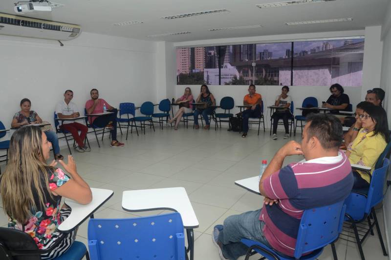 Um total de 429 professores, supervisores pedagógicos e coordenadores de unidades regionais da Secretaria de Estado de Educação (Seduc), nos municípios de Belém, Castanhal, Marabá e Santarém, participam nesta semana (foto) da formação do Projeto Mundiar – de atendimento aos alunos que, por algum motivo, abandonaram os estudos no período regular, mas retornaram à escola, e agora se preparam para o Exame Nacional do Ensino Médio (Enem). A Formação Continuada Ensino Médio – Módulo IV (turmas de 2017 – 4ª entrada) do Projeto Mundiar começou na última segunda-feira (18) e prosseguirá até sexta-feira (22). Nos quatro polos escolhidos para essa formação são atendidos 13 mil estudantes concluintes do ensino médio, de 376 escolas. Ele estarão aptos para as provas do Enem, em novembro.
FOTO: FERNANDO NOBRE / ASCOM SEDUC
DATA: 20.06.2018
BELÉM - PARÁ <div class='credito_fotos'>Foto: FERNANDO NOBRE/ASCOM SEDUC | <a href='/midias/2018/originais/3b234bda-9f38-481a-a212-75289b8ca98c.jpg' download><i class='fa-solid fa-download'></i> Download</a></div>