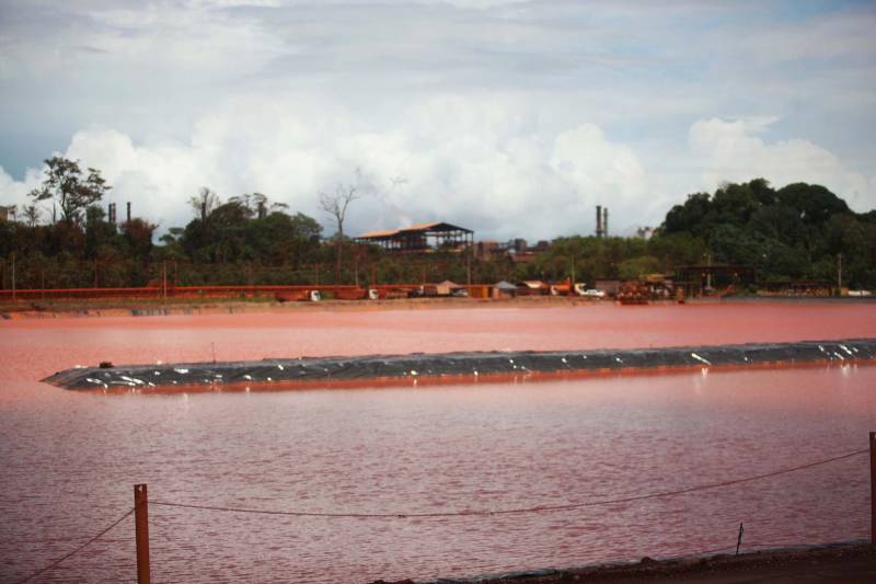Iniciou neste sábado, 24, o prazo que o Governo do Estado deu para que a empresa de alumínio Hydro Alunorte adote procedimentos e mecanismos seguros ambientalmente, a fim de que as bacias de resíduos da empresa baixem os níveis em pelo menos um metro – o que é definido tecnicamente como padrão de segurança com comprovação permanente da redução e manutenção dos níveis. Uma equipe de fiscalização da Secretaria de Estado de Meio Ambiente e Sustentabilidade (Semas) está no município para fazer o monitoramento dos níveis das bacias do sistema de tratamento dos rejeitos da Bauxita. "Vamos montar equipes para, de duas em duas horas, avaliar o nível das bacias. Em caso de chuva o monitoramento será feito de uma em uma hora", explicou Rejiane Santos, geóloga da Diretoria de Licenciamento Ambiental da Semas.
FOTO: IGOR BRANDÃO / AG PARÁ
DATA: 24.02.2018
BELÉM - PARÁ <div class='credito_fotos'>Foto: IGOR BRANDÃO / AG. PARÁ | <a href='/midias/2018/originais/3b279312-c3da-4f00-956b-bcb1efd8a6e7.jpg' download><i class='fa-solid fa-download'></i> Download</a></div>