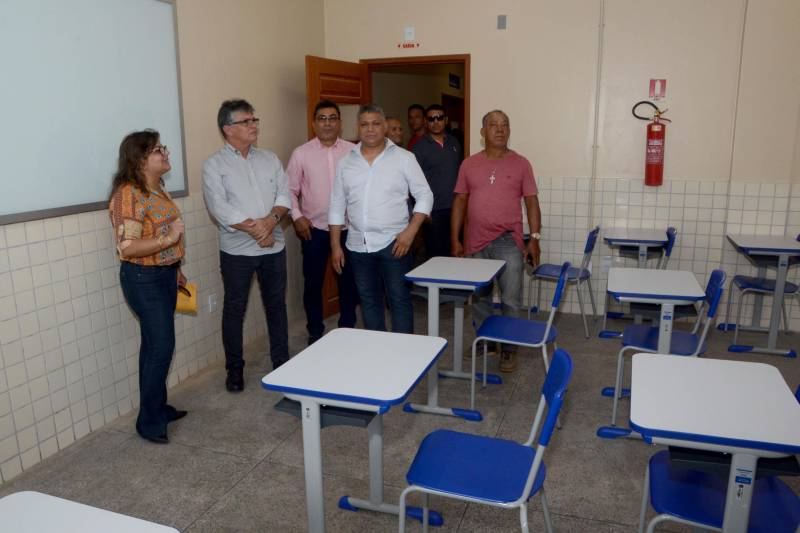 “A escola é um sonho”. Quem expressou esse sentimento foi o aluno do 3º ano do Ensino Médio, Renan Abreu, durante a entrega da obra de reforma e ampliação da Escola Estadual de Ensino Fundamental e Médio Emanuel Salgado Vieira, no município de Juruti, realizada na manhã desta quarta-feira (5), pela secretária de Estado de Educação, Ana Cláudia Serruya Hage (blusa estampada). “Hoje recebemos a escola totalmente reformada e ampliada; já passamos por várias batalhas, lutamos para este sonho se tornar realidade, vivemos momentos difíceis, somos vitoriosos e teremos uma visão diferente da escola, estamos muito felizes e realizados”, complementa o estudante.

FOTO: FERNANDO NOBRE / ASCOM SEDUC
DATA: 05.12.2018
JURUTI - PARÁ <div class='credito_fotos'>Foto: FERNANDO NOBRE/ASCOM SEDUC   |   <a href='/midias/2018/originais/3b2e94d4-61b7-45b4-b9b8-07076b4f9095.jpg' download><i class='fa-solid fa-download'></i> Download</a></div>
