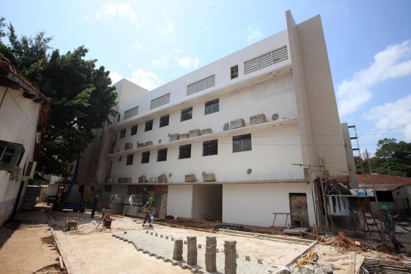 A saúde pública da Região Metropolitana de Belém vai ganhar mais um espaço para atendimento do Sistema Único de Saúde (SUS). Em dezembro o governo do Estado inaugura o Centro Médico de Especialidades (CEM), que vai concentrar, em um só lugar, a oferta de serviços ambulatoriais, consultas e diagnósticos. Com a nova unidade, se fortalecem os pilares da eficácia e da qualidade na saúde pública, bases importantes para uma boa prestação de serviço na rede estadual.
FOTO: SIDNEY OLIVEIRA / AG. PARÁ
DATA: 20.11.2018
BELÉM - PARÁ <div class='credito_fotos'>Foto: Sidney Oliveira/Ag. Pará | <a href='/midias/2018/originais/3b2ea2f4-bc93-424b-a62a-f9582148e8c1.jpg' download><i class='fa-solid fa-download'></i> Download</a></div>