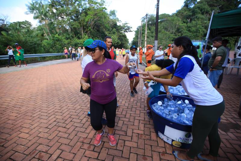 Uma reabertura feita a milhares de mãos. A fita inaugural colocada no inicio da trilha principal do Parque do Utinga foi rompida por mais de cinco mil pessoas ansiosas pelo inicio da caminhada, marcando o segundo dia da programação de reabertura do mais novo espaço paraense de lazer e interatividade com a natureza.
FOTO: MÁCIO FERREIRA / AG. PARÁ
DATA: 17.03.2018
BELÉM - PARÁ <div class='credito_fotos'>Foto: MÁCIO FERREIRA/ AG. PARÁ | <a href='/midias/2018/originais/3b310a66-7158-4514-9f40-45f90e8a4f76.jpg' download><i class='fa-solid fa-download'></i> Download</a></div>