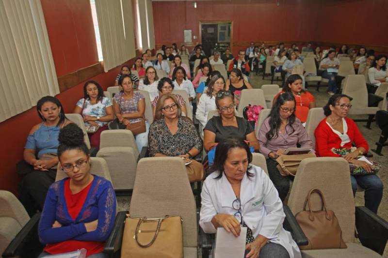 O câncer é um problema de saúde pública mundial, dada a sua magnitude epidemiológica, social e econômica. No norte do Brasil, especificamente no Estado do Pará, o câncer é a segunda causa de morte. A persistência de casos da doença relacionados às condições socioeconômicas menos favoráveis, como o câncer de colo do útero - o tipo mais incidente entre as paraenses, enquanto em outras regiões é o câncer de mama – requer o incentivo a medidas preventivas e ao tratamento, na tentativa de mudar essa realidade. O Simpósio de Oncologia promovido pelo Centro de Alta Complexidade em Oncologia Ophir Loyola, nesta sexta-feira (09), estimulou a consciência crítica de estudantes e profissionais de saúde a respeito desse grave problema de saúde. Dentro da programação “Março Lilás” foram destacadas as múltiplas faces da doença, a fim de mostrar à população feminina a importância da prevenção do câncer de colo uterino, e alertar sobre os sinais e sintomas. A programação é alusiva ao Dia Estadual de Combate ao Câncer - 10 de Março.
FOTO: CARLOS SODRÉ / AG. PARÁ
DATA: 09.03.2018
BELÉM - PARÁ <div class='credito_fotos'>Foto: CARLOS SODRÉ / AG. PARÁ | <a href='/midias/2018/originais/3b372f57-d88f-4991-acb4-97f39413d473.jpg' download><i class='fa-solid fa-download'></i> Download</a></div>