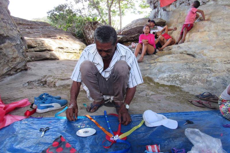 As manhãs despertam ainda nubladas na Casa de Pedra. Os fogos de artifício de “Seu Caroço”, que começam a estourar às 4 h da madrugada, marcam o despertar de mais um dia da Festividade do Divino Espírito Santo, comemorada anualmente no Parque Estadual Serra dos Martírios/Andorinhas (Pesam), na região do Araguaia, sudeste paraense. Em parceria com a Secretaria de Estado de Meio Ambiente e Sustentabilidade (Semas) foram realizadas atividades de ginástica laboral, oficinas de desenho e pintura, produção de objetos com garrafas pet e de mandalas alusivas ao Divino Espírito Santo.
FOTO: ASCOM IDEFLOR-BIO
DATA: 28.05.2018
ARAGUAIA - PARÁ <div class='credito_fotos'>Foto: Ascom Ideflor-Bio | <a href='/midias/2018/originais/3b42bf47-5ff6-4c11-84ab-f2b002d40af6.jpg' download><i class='fa-solid fa-download'></i> Download</a></div>