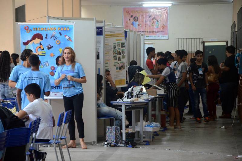 Agentes potenciais para transformação social, alunos da rede estadual participaram da I TechCamp Pará, uma iniciativa voltada à aprendizagem ativa, que engloba projetos e desafios nas áreas de ciência, tecnologia, engenharia e matemática. A apresentação dos projetos ocorreu nesta sexta-feira (14), na Escola Estadual Augusto Meira, em Belém, e reuniu mais de mil pessoas.

FOTO: ASCOM SEDUC
DATA: 13.12.2018
BELÉM - PARA <div class='credito_fotos'>Foto: ASCOM SEDUC   |   <a href='/midias/2018/originais/3b44bd8f-2853-4b7a-819c-acc3ed55d065.jpg' download><i class='fa-solid fa-download'></i> Download</a></div>