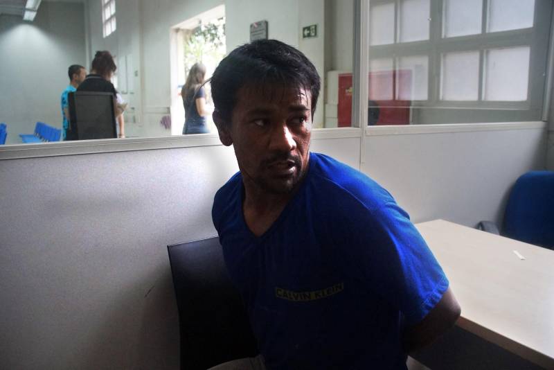 Carlito Costa (foto) foi preso por uma equipe de policiais civis sob comando da delegada Mikaella Ferreira, da Deaca da Santa Casa. O preso foi indiciado com base no artigo 217-A do Código Penal, por estupro de vulnerável. Ele foi acusado de ter abusado sexualmente de uma menina de oito anos, em 23 de dezembro de 2016, no bairro do Guamá, em Belém.
FOTO: ASCOM POLÍCIA CIVIL
DATA: 14.05.2018
BELÉM - PARÁ <div class='credito_fotos'>Foto: Ascom Polícia Civil | <a href='/midias/2018/originais/3b4aa7b9-ac48-448b-8303-550177168a7d.jpg' download><i class='fa-solid fa-download'></i> Download</a></div>