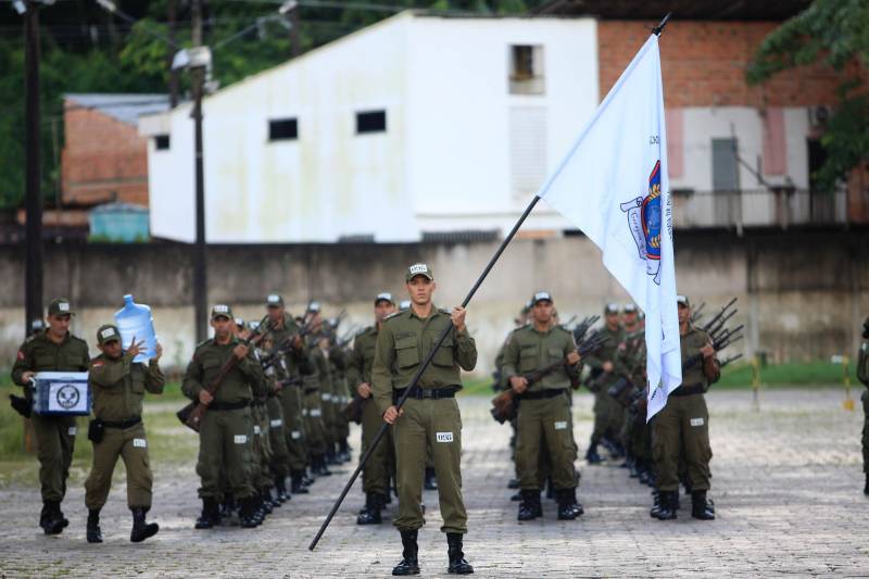 Mestre em engenharia civil pela Pontifícia Universidade Católica (PUC-RJ), Patrick Vieira, 29 anos (foto), empunhava com orgulho a bandeira da Polícia Militar do Pará durante uma marcha no mês de janeiro. Mas aquele não era um simples protocolo cumprido pela corporação. Patrick participava da primeira marcha administrativa de uma turma histórica da PM do Pará.
FOTO: MÁCIO FERREIRA / AG. PARÁ
DATA: 15.02.2018
MARITUBA - PARÁ <div class='credito_fotos'>Foto: MÁCIO FERREIRA/ AG. PARÁ | <a href='/midias/2018/originais/3b4b89b4-ea91-46d1-b786-4c3f52c45461.jpg' download><i class='fa-solid fa-download'></i> Download</a></div>