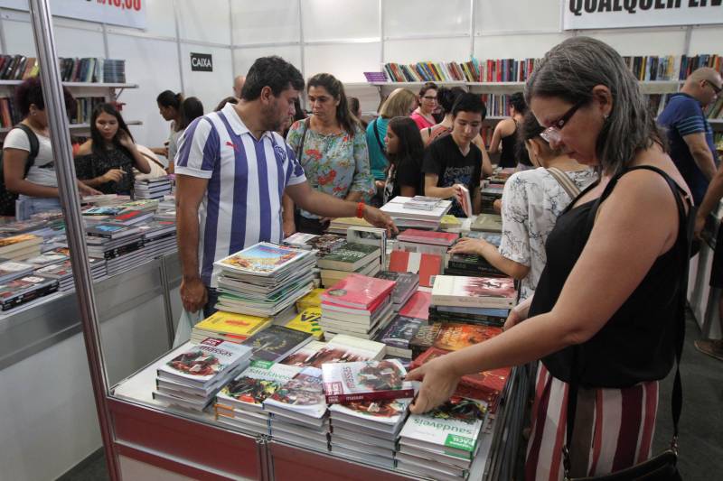 Corredores do Hangar Centro de Convenções durante a XXII Feira Pan-Amazônica do Livro, que começou neste sábado (2), em Belém. Um grande público compareceu ao segundo dia da feira, aproveitando as atrações culturais e as exposições nos estandes de livros na tarde de domingo.
FOTO: CRISTINO MARTINS / AG. PARÁ
DATA: 03.06.2018
BELÉM - PARÁ <div class='credito_fotos'>Foto: Cristino Martins/Ag. Pará | <a href='/midias/2018/originais/3b4cff98-287e-4313-a845-ecc3e86e9dec.jpg' download><i class='fa-solid fa-download'></i> Download</a></div>