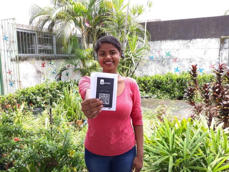 A Caravana Pro Paz Cidadania continua a percorrer os municípios do Pará. Nesta sexta-feira (6), a caravana encerrou suas ações na cidade de Quatipuru, no nordeste do estado. Ao longo de três dias, foram 2.600 atendimentos, como emissão de documentos básicos e aconselhamento jurídico. “A ação nesses três dias foi surpreendente, além de atendermos Quatipuru, recebemos quatro ônibus com moradores da vila de Boa Vista e conseguimos atender a todos. A grande procura foi pela certidão de nascimento, porque ainda existem os sub-registros. Mas tivemos também grande procura de ID jovem por essa população”, detalhou o coordenador do Pro Paz Cidadania, Roberto Oliveira. Na foto, a estudante Jéssica da Silva, de 19 anos.
FOTO: ASCOM / PRO PAZ
DATA: 06.04.2018
QUATIPURU - PARÁ <div class='credito_fotos'>Foto: ASCOM PRO PAZ | <a href='/midias/2018/originais/3b56b561-fd10-48a6-b3a6-b2255032f6ce.jpg' download><i class='fa-solid fa-download'></i> Download</a></div>