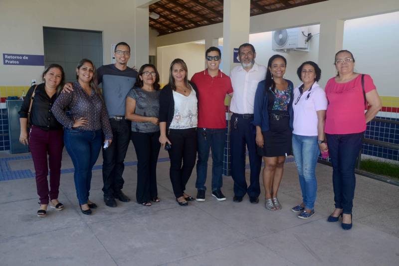 O Governo do Estado entregou, nesta quarta-feira (13), a obra da Escola Estadual de Ensino Fundamental e Médio Professora Consuelo Coelho de Souza (foto), localizada em Ananindeua.  A entrega à comunidade  foi presidida pela Secretária de Estado  de Educação, Ana Claudia Serruya Hage, que representou o Governador Simão Jatene. O evento reuniu os secretários adjuntos da Seduc, educadores, estudantes e  pessoas da comunidade 40 Horas. A escola foi integralmente reformada, ganhou três novas salas de aula e outros ambientes necessários ao funcionamento da administração e de atividades pedagógicas. Estão matriculados 785  alunos, sendo 230 alunos do Ensino Fundamental Maior e 555 do Ensino Médio. As aulas serão ministradas nos três turnos; duas turmas vão atender alunos  do Projeto Mundiar. A obra faz parte do Programa de Melhoria da Qualidade e Expansão da Educação Básica; foram investidos R$ 2,339 milhões de reais, oriundos do financiamento obtido pelo Governo do Estado junto ao Banco Interamericano de Desenvolvimento (BID).

FOTO: ELISEU DIAS / ASCOM SEDUC
DATA: 13.06.2018
BELÉM - PARÁ <div class='credito_fotos'>Foto: Eliseu Dias / Ascom Seduc   |   <a href='/midias/2018/originais/3b58120e-b7f5-4799-a8f6-1a4313e5a89e.jpg' download><i class='fa-solid fa-download'></i> Download</a></div>