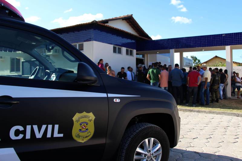 A inauguração da Unidade Integrada Pro Paz (UIPP), a entrega de uma viatura (foto) para a Polícia Civil e a assinatura de convênio para reforma e ampliação da Escola Municipal de Ensino Fundamental Brejo Grande, realizados nesta quarta-feira, 9, marcaram o início dos festejos do aniversário de 30 anos de emancipação do município de Brejo Grande do Araguaia, comemorado no dia 10 de maio.
FOTO: ANTONIO MACEDO / DIVULGAÇÃO
DATA: 09.05.2018
BREJO GRANDE DO ARAGUAIA - PARÁ <div class='credito_fotos'>Foto: ANTONIO MACEDO / DIVULGAÇÃO | <a href='/midias/2018/originais/3b5d25f2-d240-4e00-a642-d7af5229125a.jpg' download><i class='fa-solid fa-download'></i> Download</a></div>