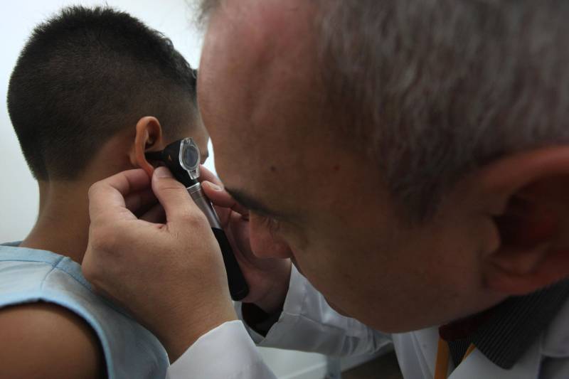 Segundo o otorrinolaringologista Murilo Lobato (foto), que atende no CIIR, a principal causa da perda auditiva é a idade, normalmente ocorrendo a partir dos 40 anos, mas o número de jovens com a deficiência é cada vez maior.
FOTO: SIDNEY OLIVEIRA / AG. PARÁ
DATA: 18.11.2018
BELÉM - PARÁ
<div class='credito_fotos'>Foto: Sidney Oliveira/Ag. Pará | <a href='/midias/2018/originais/3b5ebdef-ee66-463b-bd22-68313edd15f8.jpg' download><i class='fa-solid fa-download'></i> Download</a></div>