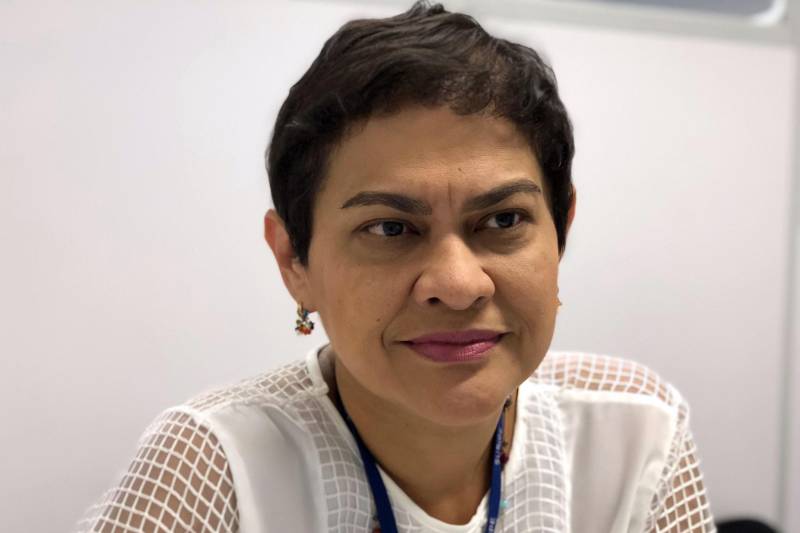 Chegar a uma faculdade e concluir um curso superior é um sonho acalentado pela maioria dos brasileiros. Dentro dos presídios, esse sonho tem um significado ainda maior: é a oportunidade de começar uma nova vida e voltar ao convívio social. No ano passado, sete detentos custodiados no Presídio Estadual Metropolitano I (PEM I), dentro do Complexo Penitenciário de Marituba, na Região Metropolitana de Belém, foram aprovados no Programa Universidade para Todos (Prouni), do Ministério da Educação (MEC). Criado pelo governo federal em 2004, o Prouni oferece bolsas de estudo integrais e parciais em instituições privadas de educação superior. No Pará, 40 internos foram inscritos no programa e, até o momento, sete foram aprovados. Na foto, Giane Salzer, diretora de Execução Criminal (DEC), da Susipe.
FOTO: AKIRA ONUMA / ASCOM SUSIPE
DATA: 21.03.2018
BELÉM - PARÁ <div class='credito_fotos'>Foto: Akira Onuma / Ascom Susipe | <a href='/midias/2018/originais/3b5f0468-6680-4a50-99b7-4b7bfbe120f0.jpg' download><i class='fa-solid fa-download'></i> Download</a></div>