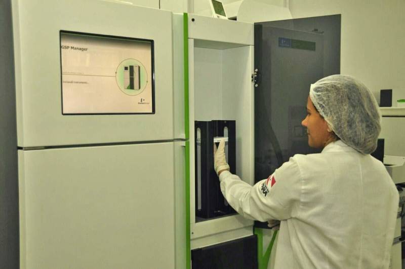 Desde novembro de 2017, o Laboratório Central do Estado (Lacen-PA) é responsável no Pará pelo Programa de Triagem Neonatal (PTN), conhecido como teste do pezinho, que antes era feito pelo Laboratório de Pesquisa e Apoio Diagnóstico (Lapad), da Universidade do Estado do Pará (Uepa). Atualmente, o Pará está habilitado na Fase III do PTN, que abrange análises para diagnóstico de quatro doenças - hipotireoidismo congênito, fenilcetonúria, doença falciforme e fibrose cística. O período ideal para realização do exame é entre o terceiro e o quinto dia após o nascimento da criança. O procedimento é fundamental para o diagnóstico precoce dessas doenças congênitas e metabólicas, que podem ter consequências graves para o desenvolvimento da criança.
FOTO: JOSÉ PANTOJA / ASCOM SESPA
DATA: 11.04.2018
BELÉM - PARÁ <div class='credito_fotos'>Foto: José Pantoja / Ascom Sespa | <a href='/midias/2018/originais/3b672192-3d53-4dc9-94a3-d7326e2ba878.jpg' download><i class='fa-solid fa-download'></i> Download</a></div>