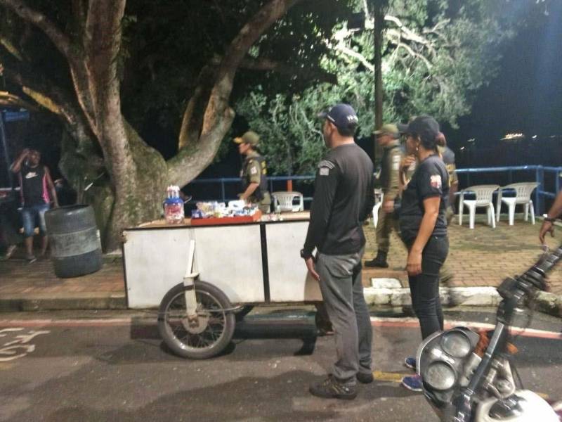 Operações de ordenamento do espaço público (foto) segurança em jogo de futebol foram realizadas pela Secretaria de Estado de Segurança Pública e Defesa Social (Segup) neste final de semana, em Belém, e no distrito de Icoaraci. O objetivo foi proporcionar segurança à população, reduzir a criminalidade e conscientizar vendedores ambulantes a atuarem dentro das normas. Neste domingo, 22, a operação foi realizada na orla do distrito de Icoaraci, com início às 19h30 e término a 00h. Sessenta agentes de segurança pública atuaram com foco na ordenação do espaço público e trânsito. Entre os órgãos participantes da ação estavam a Polícia Militar, Guarda Municipal de Belém, Centro de Perícias Científicas Renato Chaves, Secretaria de Economia, Departamento de Trânsito, Polícia Civil, Delegacia de Polícia Administrativa e Secretaria da Ordem Pública.
FOTO: ASCOM / SEGUP
DATA: 23.04.2018
ICOARACI - PARÁ <div class='credito_fotos'>Foto: Ascom Segup | <a href='/midias/2018/originais/3b67bc5d-e374-4747-9d2e-8b0831866768.jpg' download><i class='fa-solid fa-download'></i> Download</a></div>