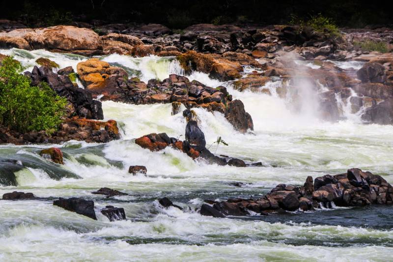 Uma viagem a trabalho para a Região do Xingu, no oeste do Pará, pode ser uma boa ocasião para conhecer belas paisagens, com trilhas, cachoeiras e cavernas guardadas entre a imensidão verde da floresta. Se for neste período do ano melhor ainda, pois a frequência de chuvas aumenta o volume de água das cachoeiras, deixando o cenário mais exuberante e ideal para um mergulho, com o devido registro para exibir aos amigos nas redes sociais.
FOTO: WILSON SOARES
DATA: 21.04.2018
BRASIL NOVO - PARÁ <div class='credito_fotos'>Foto: WILSON SOARES | <a href='/midias/2018/originais/3b6d92f2-1248-45c5-80c9-5f3df1f37785.jpg' download><i class='fa-solid fa-download'></i> Download</a></div>