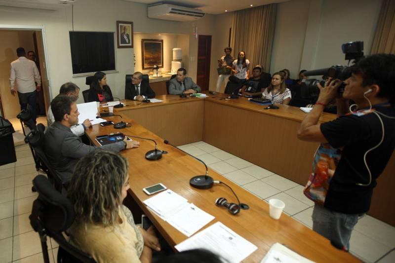 A comitiva nacional dos direitos humanos foi recebida por representantes da Secretaria de Estado de Segurança Pública e da Defesa Social (Segup) para dialogar sobre as medidas já colocadas em prática frente ao ocorrido no Centro de Recuperação Penitenciário do Pará III (CRPP III), na última terça-feira, 10. A reunião foi nesta sexta-feira, 13, na sede da secretaria.
FOTO: CARLOS SODRÉ / AG. PARÁ
DATA: 13.04.2018
BELÉM - PARÁ <div class='credito_fotos'>Foto: CARLOS SODRÉ / AG. PARÁ | <a href='/midias/2018/originais/3b744681-220c-4d8b-a1c2-cce08ea31c2b.jpg' download><i class='fa-solid fa-download'></i> Download</a></div>