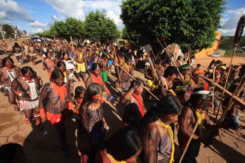 Uma caminhada pelas principais ruas de São Félix do Xingu foi o ponto alto da programação da Semana dos Povos Indígenas nesta quarta-feira (18). Os índios se concentraram em frente à Secretaria Municipal de Cultura, entoando cantos de guerra e dançando na luta por direitos. Uma das principais reivindicações é a retomada de territórios e a gestão ambiental dessas áreas. Durante a passeata, caciques se revezavam proferindo palavras de ordem, enquanto todos seguiam em cadência rumo à Praça do Triângulo, onde ocorre grande parte das atividades. A passeata foi também um protesto contra a exoneração de Franklimberg Ribeiro de Freitas da presidência da Fundação Nacional do Índio (Funai). Ele teria sido demitido pelo presidente Michel Temer a pedido de deputados da bancada ruralista, em Brasília.
FOTO: RODOLFO OLIVEIRA / AG. PARÁ
DATA: 18.04.2018
SÃO FÉLIX DO XINGU - PARÁ <div class='credito_fotos'>Foto: Rodolfo Oliveira/Ag. Pará | <a href='/midias/2018/originais/3b7da43d-8ce9-4c8d-a85f-ac9049d7b333.jpg' download><i class='fa-solid fa-download'></i> Download</a></div>