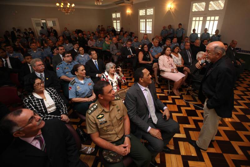Setenta e duas personalidades civis e militares receberam, na manhã desta terça-feira, 20, no auditório do Palácio dos Despachos, em Belém, a Medalha do Mérito Governador Lauro Sodré, concedida por ocasião das comemorações pelos 101 anos de criação da Casa Militar da Governadoria do Estado, fundada em 12 de fevereiro de 1917. A honraria é destinada a personalidades que prestaram serviços relevantes ao Pará e suas instituições, especialmente à Governadoria do Estado. A solenidade foi aberta pelo governador Simão Jatene (foto), que fez questão de parabenizar a todos os servidores da Casa Militar da Governadoria e aos agraciados com a Medalha Lauro Sodré.
FOTO: ANTONIO SILVA / AG. PARÁ
DATA: 20.02.2018
BELÉM - PARÁ <div class='credito_fotos'>Foto: Antônio Silva/Ag. Pará | <a href='/midias/2018/originais/3b84601c-f875-46c1-adda-3546ac81cf81.jpg' download><i class='fa-solid fa-download'></i> Download</a></div>