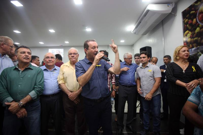 “Fiz questão de trazer minha filha para seu primeiro exercício de cidadania que é ter uma carteira de identidade, ainda mais em um local como este, que permite resolvermos várias pendências com mais conforto e praticidade”, comemorou o senhor Genival de Oliveira, 40 anos, pai da pequena Gabrielle, 8 anos. A família de seu Genival é uma das milhares que serão beneficiadas no município de Parauapebas, no sudeste paraense, com orientações e serviços de diversos órgãos estaduais em um único local: a Estação Cidadania. O espaço, localizado no Shopping Karajás, foi entregue oficialmente à população na manhã deste sábado (19). A cerimônia contou com a presença de secretários de Estado, parlamentares, entre outras autoridades locais. Esta é a segunda Estação Cidadania da região. A primeira é a de Marabá.
FOTO: THIAGO GOMES / AG. PARÁ
DATA: 19.05.2018
PARAUAPEBAS - PARÁ <div class='credito_fotos'>Foto: Thiago Gomes /Ag. Pará | <a href='/midias/2018/originais/3b886fd5-7185-41b0-9b56-9b5b01c44a5d.jpg' download><i class='fa-solid fa-download'></i> Download</a></div>