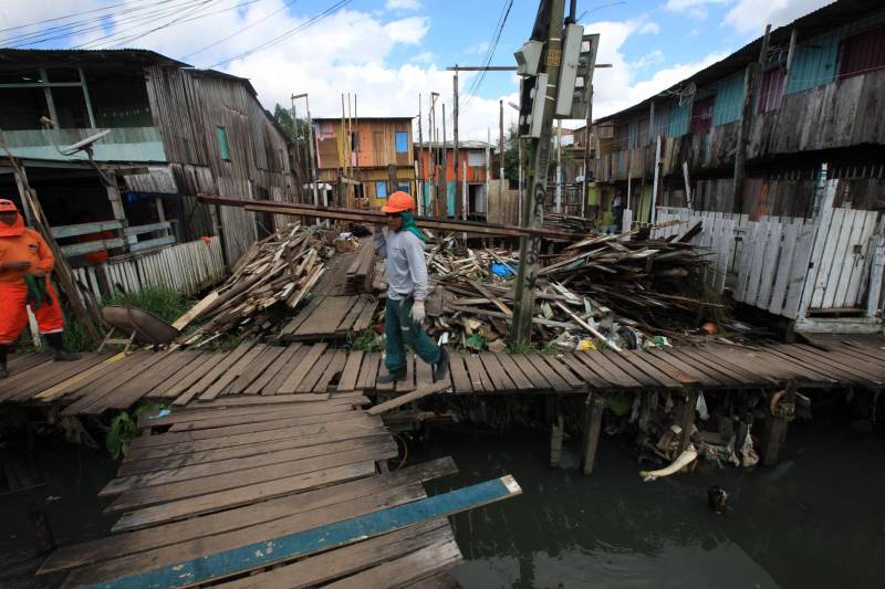 Mais de 130 benfeitorias que foram construídas de maneira irregular sobre o canal do Tucunduba foram retiradas para dar início às obras da segunda etapa do projeto de saneamento integrado da bacia do Tucunduba, que vai beneficiar 250 mil moradores dos bairros de Canudos, Guamá, Terra Firme e Marco.
FOTO: RODOLFO OLIVEIRA / AG. PARÁ
DATA: 16.05.2018
BELÉM - PARÁ <div class='credito_fotos'>Foto: Rodolfo Oliveira/Ag. Pará | <a href='/midias/2018/originais/3b88ad4b-5973-48ac-9c6f-a6edb2be6b0f.jpg' download><i class='fa-solid fa-download'></i> Download</a></div>