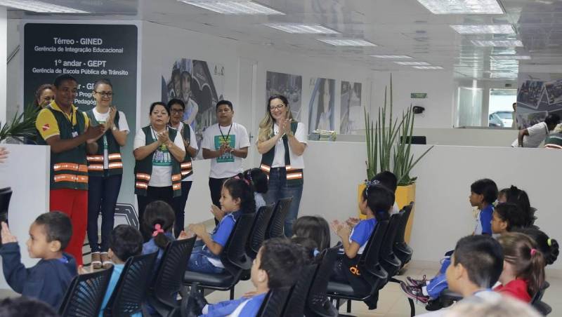 Crianças da Escola Municipal de Ensino Fundamental Barão do Rio Branco (foto), em Belém, participaram, na manhã desta terça-feira (8), das ações de mobilização da campanha Maio Amarelo. Uma equipe da Coordenadoria de Educação para o Trânsito, do Departamento de Trânsito do Estado (Detran), buscou conscientizar a garotada com relação aos altos índices de acidente no trânsito. Os alunos que tinham entre 6 e 7 anos participaram de mini palestras sobre comportamento seguro nas vias, o uso do cinto de segurança e equipamento de retenção (cadeirinha), travessia nas faixas, além de assistirem a vídeos educativos. A campanha nacional de combate à violência viária chega a sua 5ª edição com o tema “Nós Somos o Trânsito”, que busca, em 2018, sensibilizar a sociedade para as questões da mobilidade. De acordo com o Observatório Nacional de Segurança Viária, 90% dos acidentes têm como motivação as falhas humanas como imperícia, imprudência e desatenção.
FOTO: ASCOM / DETRAN
DATA: 08.05.2018
BELÉM - PARÁ <div class='credito_fotos'>Foto: ASCOM DETRAN | <a href='/midias/2018/originais/3b88ec97-755c-42d5-898d-a96c467f57fb.jpg' download><i class='fa-solid fa-download'></i> Download</a></div>