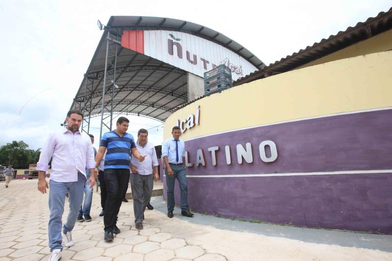 Mais de 300 produtores compareceram à arena Bira's, em Igarapé-Miri, no nordeste paraense, na manhã de quinta-feira (15), em busca de informações sobre crédito, qualificação profissional, regularização fundiária e cadeia produtiva. O público foi atendido pela "Caravana Pará 2030 - Igarapé-Miri", promovida pelo governo do Estado, que levou ao município os serviços de várias secretarias, bancos e instituições ligadas à produção e à intermediação de negócios.
FOTO: RODOLFO OLIVEIRA / AG. PARÁ
DATA: 16.03.2018
IGARAPÉ-MIRI - PARÁ <div class='credito_fotos'>Foto: Rodolfo Oliveira/Ag. Pará | <a href='/midias/2018/originais/3b8b3f01-172b-4f64-9e5d-4535bb96d526.jpg' download><i class='fa-solid fa-download'></i> Download</a></div>