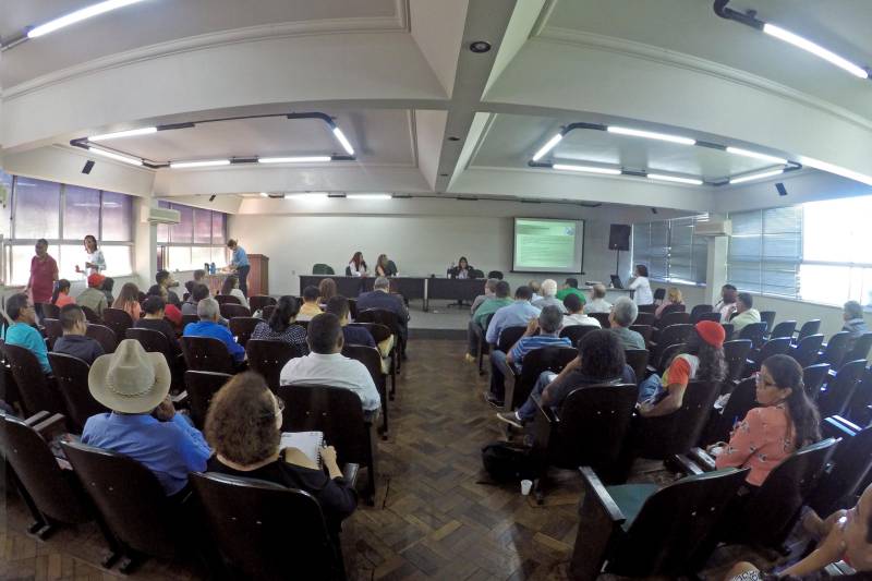 Com a definição dos novos parâmetros do Programa Nacional de Crédito Fundiário (PNCF), os agricultores paraenses devem começar a ter acesso em breve ao PNCF. As novas linhas do programa foram apresentadas nesta quinta-feira (21), pela subsecretária de Reordenamento Agrário da Secretaria Especial de Agricultura e Desenvolvimento Agrário do Governo Federal, Raquel Santori, durante a reunião (foto) do Conselho de Desenvolvimento Rural Sustentável (CDRS), na sede da Secretaria de Estado de Desenvolvimento Agropecuário e da Pesca (Sedap), em Belém. Durante a reunião com os conselheiros, Raquel explicou que o Programa Nacional de Crédito Fundiário é uma política pública do governo federal executada em parceria com os governos estaduais por meio das unidades técnicas para que o crédito alcance todas as regiões do país. O financiamento é destinado aos agricultores familiares sem terra ou com pouca terra para que possam comprar imóveis rurais, construir casa, preparar o solo e aplicar na infraestrutura necessária para produção e assistência técnica.
FOTO: ASCOM / SEDAP
DATA: 21.06.2018
BELÉM - PARÁ <div class='credito_fotos'>Foto: Ascom Sedap | <a href='/midias/2018/originais/3b8c3965-7fff-4f59-952c-901d080911c5.jpg' download><i class='fa-solid fa-download'></i> Download</a></div>