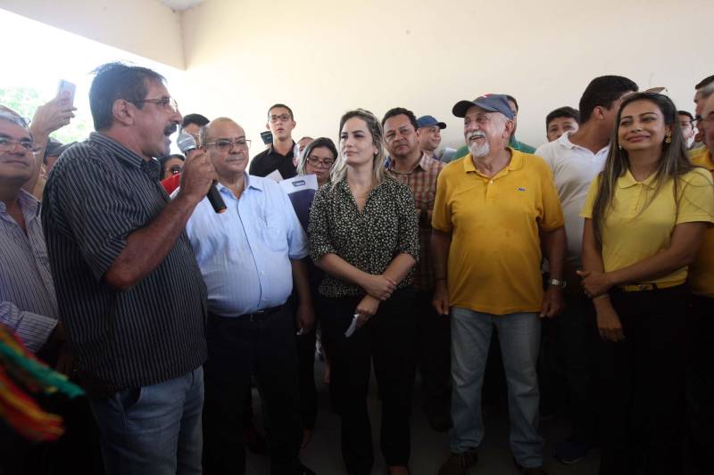 No último dia 14, a dona de casa Francisca Correa foi assaltada quando saia da igreja, no município de Primavera, nordeste do estado. dois rapazes a derrubaram da bicicleta e levaram sua bolsa. Francisca acabou se tornando uma das primeiras usuárias da nova Unidade Integrada de Polícia Pro Paz (UIPP) em Primavera. "Cheguei, fui rapidamente atendida e os dois rapazes já foram, inclusive, presos", disse. Francisca, que voltou à UIPP nessa segunda-feira, dia 19, para buscar o boletim de ocorrência. Coincidentemente, o mesmo dia em que a unidade foi oficialmente entregue à população pelo governador Simão Jatene. Não que a gente goste de vir aqui, né?", afirmou Francisca. Delegacia nunca é bom, completou a dona de casa. "Mas, quando a gente chega num lugar novo e é bem atendida, aí se sente mais tranquila, principalmente numa hora de sofrimento como essa, de um assalto", concluiu.
FOTO: RODOLFO OLIVEIRA / AG. PARÁ
DATA: 19.03.2018
PRIMAVERA - PARÁ <div class='credito_fotos'>Foto: Rodolfo Oliveira/Ag. Pará | <a href='/midias/2018/originais/3b956dfb-ec0b-4964-8941-34b38e479585.jpg' download><i class='fa-solid fa-download'></i> Download</a></div>