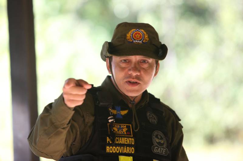 Com nível de especialização, o Curso de Policiamento Rodoviário reúne em Belém, até sexta-feira (15), agentes da Polícia Rodoviária Estadual (PRE) e de outros órgãos do Sistema de Segurança Pública, como o Departamento de Trânsito (Detran), além da Polícia Rodoviária Federal. Na foto, o coordenador da especialização, capitão Albinésio Duarte.
FOTO: MARCELO LELIS / AG. PARÁ
DATA: 14.06.2018
MOSQUEIRO - PARÁ <div class='credito_fotos'>Foto: Marcelo Lelis / Ag. Pará | <a href='/midias/2018/originais/3b977666-2703-418f-9710-77d07dc6db7e.jpg' download><i class='fa-solid fa-download'></i> Download</a></div>