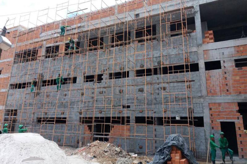 Um passo importante para expandir a rede pública de saúde do estado. As obras de construção de dois novos hospitais no nordeste do Pará já estão em estágio avançado. Ambos serão referência em atendimento na região: o Hospital Regional de Castanhal e o Hospital Materno-infantil de Capanema (foto).
FOTO: ASCOM SEDOP
DATA: 26.04.2018
CAPANEMA - PARÁ <div class='credito_fotos'>Foto: Ascom Sedop | <a href='/midias/2018/originais/3b99e131-39f9-4b80-beae-34282c174cd8.jpg' download><i class='fa-solid fa-download'></i> Download</a></div>