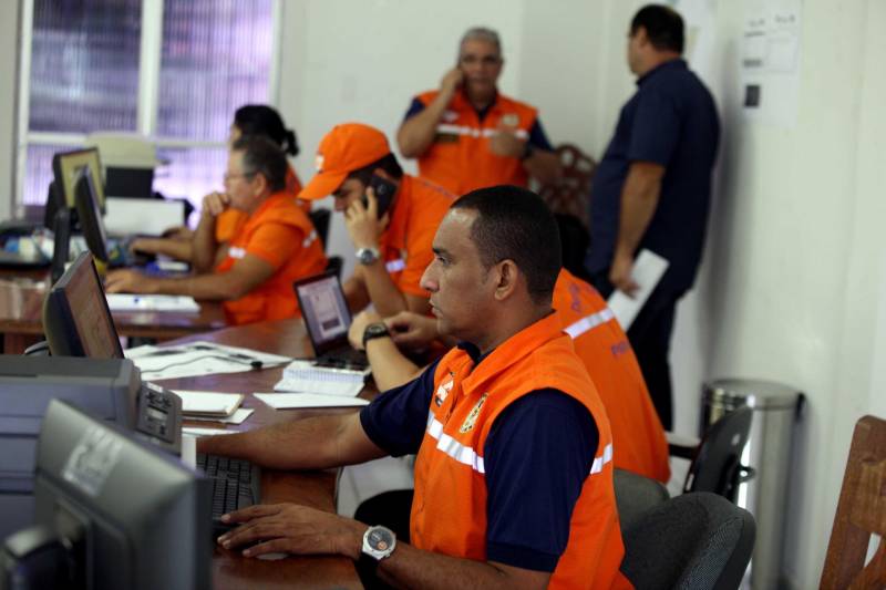 O Governador do Pará, Simão Jatene, esteve durante esta sexta-feira (13) no município de Paragominas. Além de visitar as áreas afetadas pela enxurrada que ocorreu na madrugada da quinta-feira (12), ele conversou com moradores atingidos, reuniu com autoridades municipais, secretários de estado, com o Corpo de Bombeiros e a Defesa Civil para traçar as metas e ações a serem cumpridas para restabelecer a normalidade na cidade. A forte enxurrada, que durou toda a madrugada, alagou cerca de 40% da cidade e atingiu 350 famílias. Até o momento, 13 locais foram adequados para funcionar como abrigo, entre escolas, associações, ginásios, entre outros, para receber desabrigados e desalojados. Na foto, instalação do Sistema de Comando de Operações (Sala de Situação), local onde estão reunidos todos os órgãos e secretarias de governo e município. 

FOTO: SIDNEY OLIVEIRA / AG. PARÁ
DATA: 13.04.2018
PARAGOMINAS - PARÁ <div class='credito_fotos'>Foto: Sidney Oliveira/Ag. Pará   |   <a href='/midias/2018/originais/3ba8460d-b79a-42be-b467-36bd9a90e2aa.jpg' download><i class='fa-solid fa-download'></i> Download</a></div>