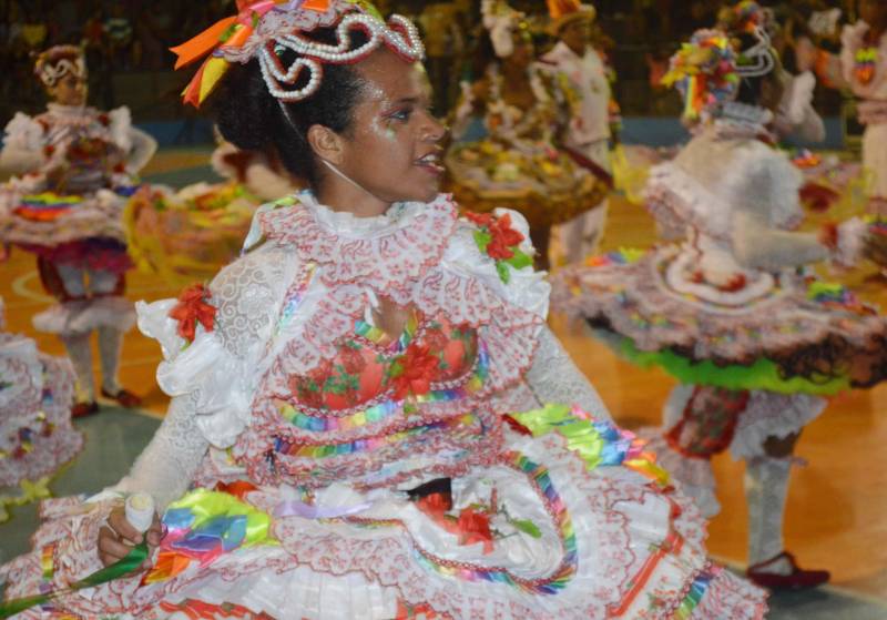 O Arraial Municipal (foto) já virou uma tradição para os moradores do município de Paragominas, na região Rio Capim. Este ano, o público vai conferir o concurso de quadrilhas, comidas típicas e diversas apresentações culturais. Promovido pela Prefeitura de Paragominas, através da Secretaria Municipal de Cultura, Desporto e Lazer (Secult), o evento ocorre no período de 29 de junho à 1º de julho, na Praça do Ginásio Municipal de Esportes. Nesta edição, o Arraial traz o 8º Concurso Intermunicipal de Quadrilhas de Paragominas, que contará com a participação de doze concorrentes de sete municípios diferentes, como Belém, Igarapé-Açu, Abaetetuba, Concórdia do Pará, Ipixuna do Pará, São Miguel do Guamá e Tomé-Açu; e ainda diversos shows de bandas locais e de fora do município. “Este ano, quem passar pelo Ginásio de Esportes vai se divertir muito nesta festa que já virou uma tradição em Paragominas”, afirmou o prefeito Paulo Tocantins.
FOTO: ASCOM / PREFEITURA DE PARAGOMINAS
DATA: 30.06.2016
PARAGOMINAS - PARÁ <div class='credito_fotos'>Foto: ASCOM / PREFEITURA DE PARAGOMINAS | <a href='/midias/2018/originais/3ba953dd-8ea3-4ff5-acfc-c6356b75c368.jpg' download><i class='fa-solid fa-download'></i> Download</a></div>
