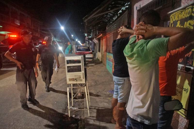 A Polícia Civil divulgou, nesta segunda-feira (23), os resultados da operação de fiscalização de bares (foto), sob coordenação da Divisão de Polícia Administrativa (DPA), realizada no último final de semana, em Belém. Ao todo, 82 estabelecimentos foram fiscalizados nos bairros da Cremação, Guamá, Jurunas, Condor, Terra Firme, Canudos e São Brás. Do total, 39 foram fechados por irregularidades verificadas durante a operação policial. Oito proprietários de estabelecimentos foram intimados a comparecer à DPA para regularizar os locais. Outros 25 bares fiscalizados estavam com cadastro junto à DPA em situação regular. A operação contou com atuação de nove delegados de Polícia e um total de 49 agentes policiais. Segundo o diretor da DPA, delegado Eloi Fernandes, o objetivo da operação foi a regularização dos estabelecimentos comerciais sem cadastro ou com a licença vencida e em situação irregular.
FOTO: ASCOM / POLÍCIA CIVIL
DATA: 20.04.2018
BELÉM - PARÁ <div class='credito_fotos'>Foto: Ascom / Polícia Civil | <a href='/midias/2018/originais/3bacb0fe-698d-4759-b3b2-589b04d61209.jpg' download><i class='fa-solid fa-download'></i> Download</a></div>