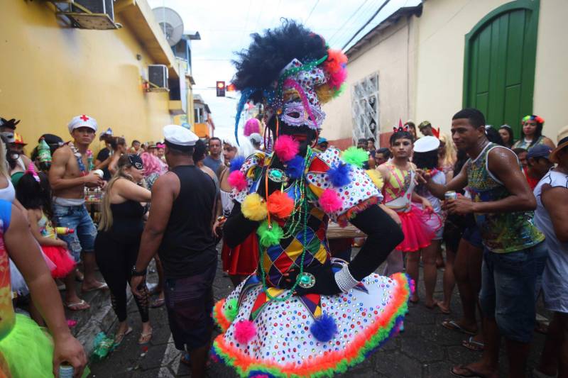 O professor Júlio Leal Gomes é natural de Vigia de Nazaré, no nordeste paraense, terra conhecida pela hospitalidade, principalmente em época festiva. Mantendo a tradição, no Carnaval Júlio e seus irmãos abrem a casa da família para amigos e outros parentes. Neste ano, o imóvel de quatro cômodos abrigou mais de 50 pessoas. Vigia tem um dos maiores e mais tradicionais carnavais do Pará. Nesta época do ano, a população do município, de 51.173 habitantes (Censo/IBGE), triplica com a chegada de brincantes oriundos de todo o Brasil, e os vigienses – igual coração de mãe - acolhem essa multidão. A estimativa é a cidade receber mais de 300 mil pessoas neste Carnaval.
FOTO: IGOR BRANDÃO / AG PARÁ
DATA: 13.02.2018
BELÉM - PARÁ <div class='credito_fotos'>Foto: IGOR BRANDÃO / AG. PARÁ | <a href='/midias/2018/originais/3baef9bf-ca3e-44cb-a5f8-cd49bbd0ac80.jpg' download><i class='fa-solid fa-download'></i> Download</a></div>