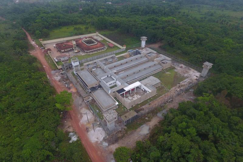 As obras da nova unidade prisional de Abaetetuba (foto) já estão em fase de conclusão. A nova casa penal terá capacidade para 306 internos e teve um custo de mais de R$ 10 milhões de reais. Os recursos contam com investimentos do Governo do Estado e também contrapartida do Fundo Penitenciário Nacional (Funpen), por meio do Ministério da Justiça. A nova unidade prisional contará com dois blocos carcerários, contendo 20 celas coletivas cada, sendo duas direcionadas à Pessoa com Deficiência (PCD). Terá ainda oito celas de isolamento, oito salas de visita íntima, consultório médico e odontológico, ambulatório, atendimento psicossocial, sala para tratamento penal, com apoio para advogados, Defensoria Pública e parlatório e contará também com três salas de aula, biblioteca e uma sala de informática.

FOTO: AKIRA ONUMA / ASCOM SUSIPE
DATA: 07.12.2018
ABAETETUBA - PARÁ <div class='credito_fotos'>Foto: Akira Onuma / Ascom Susipe   |   <a href='/midias/2018/originais/3bafc854-8485-4ab8-9837-d026108e0649.jpg' download><i class='fa-solid fa-download'></i> Download</a></div>