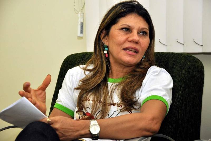 Os hospitais têm obrigação de notificar todos os casos de Síndrome Respiratória Aguda Grave (SRAG) às secretarias municipais de saúde; colher amostra de secreção de nasofaringe do paciente para pesquisa de vírus respiratório e encaminhar ao Laboratório Central do Estado (Lacen-PA). Também devem iniciar o tratamento com o antiviral Oseltamivir (Tamiflu) nas primeiras 48 horas preferencialmente. O alerta é da chefe da Divisão de Vigilância Epidemiológica (DVE) da Secretaria de Estado de Saúde Pública (Sespa), Fátima Chaves. Ela informa que as instituições hospitalares não estão cumprindo o que preconiza a Nota Técnica 01/2018 emitida pela Sespa, no mês de janeiro deste ano e distribuída a todas as Secretarias Municipais de Saúde. A falta de coleta de material biológico para o exame dificulta o trabalho da Vigilância Epidemiológica que fica sem informação sobre os tipos de vírus respiratórios circulando no Estado. “Identificar o vírus é fundamental para direcionar as ações do Ministério da Saúde e das Secretarias Estaduais e Municipais de Saúde”, afirmou a chefe da DVE. Fátima informou que até a 15ª Semana Epidemiológica (SE) de 2018, foram notificados 179 casos de SRAG no Pará, sendo a maioria das notificações ocorridas na 9ª SE com 20, 13ª SE com 25 e 14ª SE com 21 notificações. O município com maior número de casos notificados foi Altamira com 102, o que corresponde a 57,9% dos casos, seguido dos municípios de Belém com 54 casos (30,6%) e Castanhal com 6 casos (3,4%). Na foto, Jaíra Ataíde, coordenadora estadual de Imunização da Sespa.
FOTO: ASCOM / SESPA
DATA: 20.04.2018
BELÉM - PARÁ <div class='credito_fotos'>Foto: ASCOM SESPA | <a href='/midias/2018/originais/3bb1f622-5ce1-40c7-be6a-c18bcdda755a.jpg' download><i class='fa-solid fa-download'></i> Download</a></div>