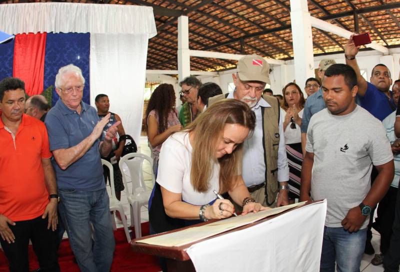 Cento e dezoito famílias da comunidade quilombola do Caeté, no município de Abaetetuba, no nordeste do Estado, foram beneficiadas com um título coletivo de terra. Com o documento, o Governo do Estado, por meio do Instituto de Terras do Pará (Iterpa), reconhece o direito de uma população que há décadas ocupa e trabalha na área. A cerimônia de entrega ocorreu na manhã deste sábado (24), no Centro Comunitário, e contou com a participação do governador Simão Jatene. A área titulada corresponde a cerca de 1.400 hectares. Agora, devidamente respaldadas, as famílias poderão ter acesso a empréstimos, políticas públicas, entre outros benefícios que possibilitam o desenvolvimento da sua produção e a continuidade de suas tradições. “Com o documento de terra a comunidade passa a ter segurança jurídica e acesso a créditos, financiamentos e outros benefícios que antes não lhes era permitido. Além disso, agora eles poderão produzir com mais segurança, mantendo a terra entre as futuras gerações”, afirmou o governador Simão Jatene. Na foto, a titular da Seaster, Ana Cunha.
FOTO: CRISTINO MARTINS / AG. PARÁ
DATA: 24.03.2018
ABAETETUBA - PARÁ
<div class='credito_fotos'>Foto: Cristino Martins/Ag. Pará | <a href='/midias/2018/originais/3bb8ad2d-3ee0-4a7c-afec-901de349b599.jpg' download><i class='fa-solid fa-download'></i> Download</a></div>