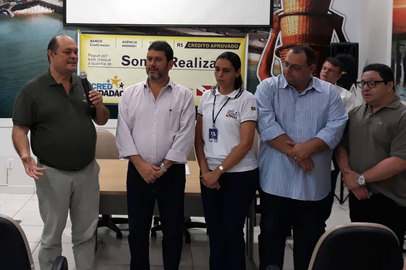 O programa CredCidadão continua na região do Baixo Amazonas. Após concretizar os sonhos de empreendedores dos municípios de Belterra e Mojuí dos Campos, agora foi a vez da entrega de microcrédito para 50 micro e pequenos empreendedores de Santarém. Na ocasião, foram liberados R$ 213.900,00 para diferentes áreas: artesanato; confecções; artigos em geral; panificação; tapeçaria; farmácia, entre outros. O programa, que faz parte das ações do Pará 2030, já contabiliza mais de 700 pessoas contempladas e quase R$ 2,5 milhões liberados no município.
FOTO: SAMUEL ALVARENGA / AG. PARÁ
DATA: 03.05.2018
SANTARÉM - PARÁ <div class='credito_fotos'>Foto: SAMUEL ALVARENGA/AG.PARÁ | <a href='/midias/2018/originais/3bb9e56e-74c9-46b0-80af-6c048e8686cb.jpg' download><i class='fa-solid fa-download'></i> Download</a></div>