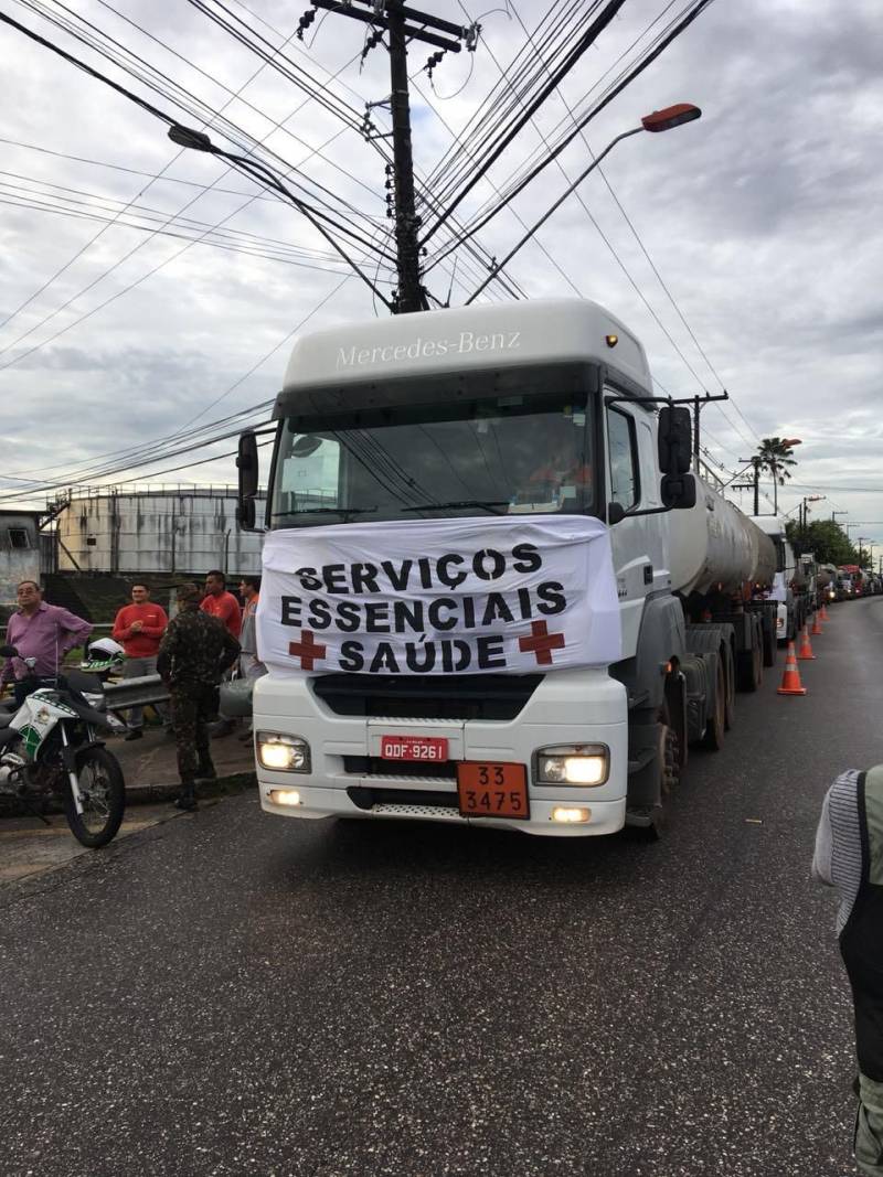 Municípios das regiões nordeste, sul e sudeste do Pará estão sendo abastecidos com combustível, nesta quarta-feira, 30. O comboio (foto), com aproximadamente um milhão de litros de combustíveis, é escoltado por mais de 200 agentes de segurança, entre militares do Exército do Comando Militar do Norte, Polícia Rodoviária Federal (PRF), Polícia Militar e Grupamento Aéreo de Segurança Pública (Graesp). O comboio partiu do Porto Petroquímico de Miramar por volta de 6h50. Dez caminhões tanques seguiram escoltados pelo sistema de segurança pública e Exército com destino a cidade de Paragominas. Durante o trajeto municípios que integram o 5° Centro Regional de Saúde serão abastecidos, como Mãe do Rio, Concórdia e Aurora do Pará, por exemplo. Simultaneamente, em Eldorado dos Carajás com a integração entre Polícia Militar, Comando de Policiamento Regional, Grupamento Aéreo de Segurança Pública (Graesp), Polícia Rodoviária Federal (PRF) e a 23° Brigada de Infantaria de Selva, 12 caminhões tanques são escoltados para levar combustível para as regiões sul e sudeste paraense.
FOTO: ASCOM / SEGUP
DATA: 30.05.2018
BELÉM - PARÁ <div class='credito_fotos'>Foto: Ascom Segup | <a href='/midias/2018/originais/3bc121d6-8e17-4de4-a311-589d8f9bf0ec.jpg' download><i class='fa-solid fa-download'></i> Download</a></div>