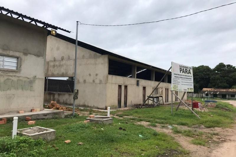 Além da visita ao terminal hidroviário, a comitiva também vistoriou as obras do Mercado Municipal (foto), que foram retomadas. De acordo com Rodrigo Branco, a obra é constituída por dois pavilhões - um para mercado de carnes e peixe e outro para mercado de frutas, legumes e verduras em geral.
FOTO: SAMUEL ALVARENGA / SECOM
DATA: 13.03.2018
SANTANA DO TAPARÁ - PARÁ <div class='credito_fotos'>Foto: Samuel Alvarenga / Secom | <a href='/midias/2018/originais/3bc4e2f6-9d72-4f41-b8ae-81a58e00287f.jpg' download><i class='fa-solid fa-download'></i> Download</a></div>